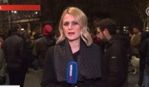ĐILASOVSKA TELEVIZIJA PRIZNALA: Nema nikakvog protesta ispred RIK-a, okupilo se tek nekoliko desetina gradjana! (VIDEO)