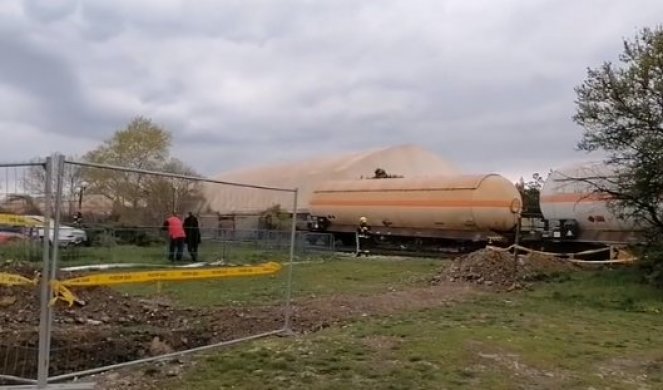 CISTERNA SA GASOM ISKOČILA IZ ŠINA! Incident na pruzi kod Smedereva, intervenišu vatrogaci (VIDEO)