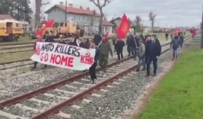 "NATO UBICE! IDITE KUĆI!" Grci blokirali prugu zbog Bajdenovog prebacivanja oružja Ukrajini! (Video)