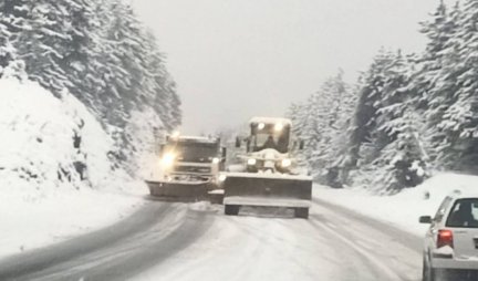 SNEŽNA MEĆAVA POGODILA JEDAN DEO SRBIJE! JAK SNEG PADAO SATIMA, palo više od 15 centimetara! 6 kamiona satima radi na pročišćavanju puteva!