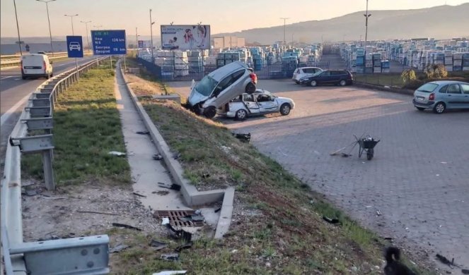 KAKO SU USPELI OVO!? Automobil na krovu drugog automobila i to sve na PARKINGU!