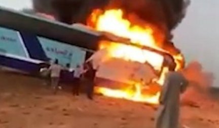 NAJMANJE 10 POGINULIH U TEŠKOJ NESREĆI! Nakon sudara turistički autobus se zapalio, oglasile se vlasti OVE zemlje (Foto/Video)
