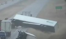 DRAMATIČNI PRIZORI POSLE TORNADA! Uništene kuće i isprevrtani kamioni usled snažne oluje u Teksasu! (Video)