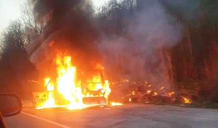 BUKTINJA NA IBARSKOJ MAGISTRALI! Potpuno izgoreo kombi, požar uzrokovao kolone kod Jelen Dola!