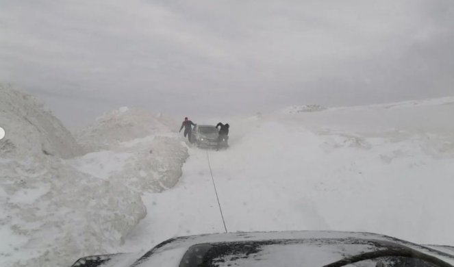 APRILSKI SNEG PRAVI HAOS NA GOLIJI! Žandarmerija u akciji spasavanja, mećava zavejala ljude na putu! (FOTO)