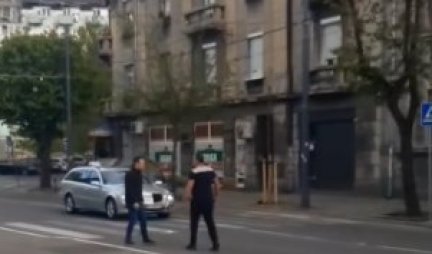 TUČA U CENTRU GRADA! Nakon obračuna, taksista nasred ulice autom pokupio mladića I VOZIO GA NA HAUBI! (VIDEO)