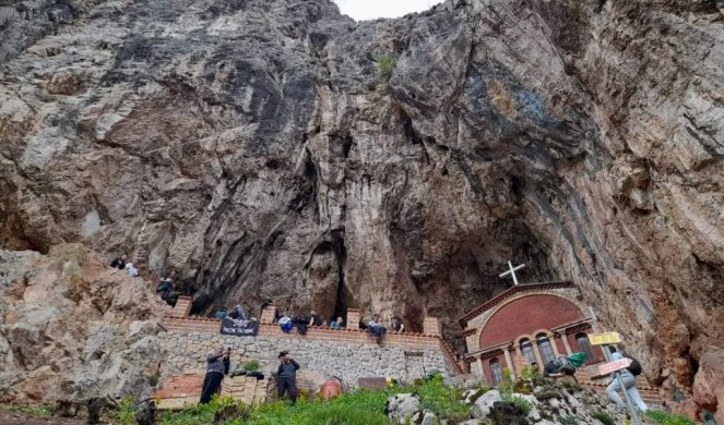 VERNICI NA RUKAMA I LEĐIMA PRENELI NA HILJADE CIGLI! Gradi se konak na velikoj srpskoj svetinji posvećenoj Svetom Savi (FOTO)