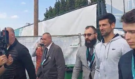FANOVI ODUŠEVLJENI! Novak Đoković obradovao navijače, veliki broj ljudi dočekao prvog tenisera sveta (VIDEO)