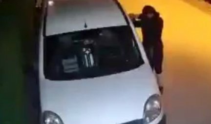 POGLEDAJTE KAKO ŽENA OBIJA AUTOMOBIL U BORČI! Usred noći kamenom razbila staklo, sigurnosne kamere je SNIMILE! (VIDEO)