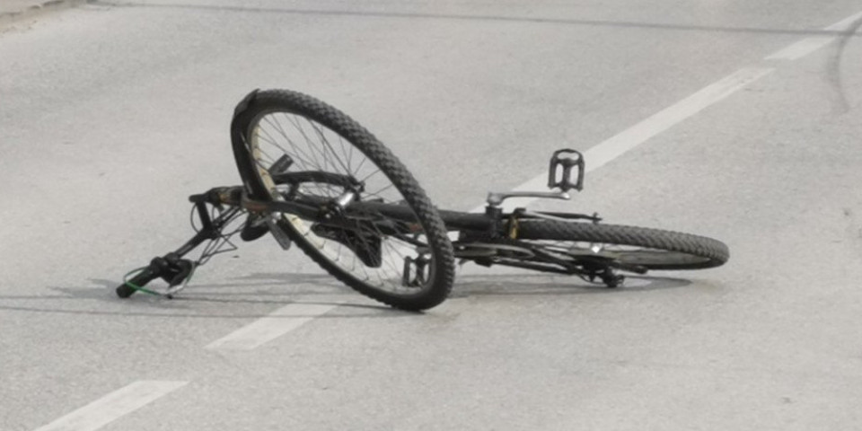 DOSTAVLJAČ HRANE UMALO GLAVU DA IZGUBI! Jureći biciklom tinejdžer(16) podleteo pod džip!