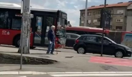 NEVIĐENA BAHATOST! Žena se parkirala nasred Brankovog mosta da bi TELEFONIRALA, iza nje kolona autobusa (VIDEO)