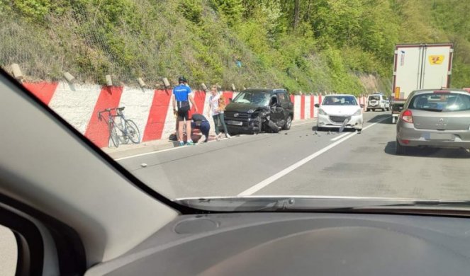 JEZIVA NESREĆA KOD LUČANA! Od siline sudara delovi automobila razbacani po putu, KILOMETARSKE KOLONE (VIDEO)