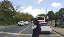 LUDAK ZA VOLANOM! Devojka na prešačkom prelazi ulicu, a onda.. ŠOK! Umalo izbegnuta tragedija!(VIDEO)