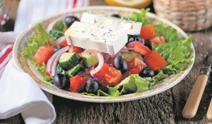 LAGANA I UKUSNA! Napravite klasičnu GRČKU SALATU - sve sastojke verovatno već imate kod kuće!