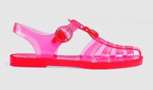 Italijanski modni brend Guči ponovo iznenađuje! Plastične sandale za leto od 400 evra