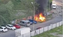 ZAPALIO SE AUTOMOBIL NA DORĆOLU! Vatrogasci na terenu, gust oblak dima u centru grada (VIDEO)