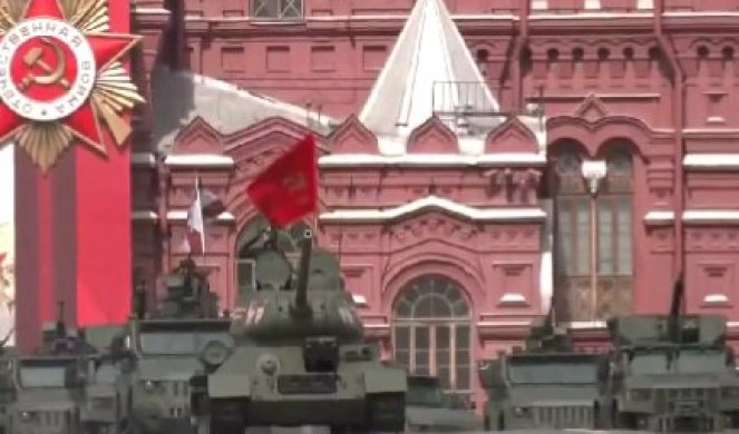 HILJADE VOJNIKA UMARŠIRALO U MOSKVU! Ceo svet prati Putinove poteze! (Video)