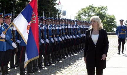 Danas slavimo pobedu, slobodu, hrabrost i junaštvo! Kisić položila venac na Spomenik Neznanom junaku povodom 9. maja!