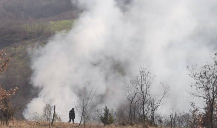 NIŠTA SE U SELU NIJE VIDELO OD DIMA! Veliki požar izbio na imanju Mirkovića iz Pranjana, štala u kojoj su bile ovce izgorela do temelja (FOTO)