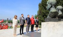 Delegacija SPS položila venac na spomenik narodnim herojima na Kalemegdanu