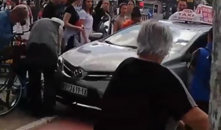 HAOS U NOVOM SADU! Taksista uleteo u ulicu punu pešaka i biciklista (VIDEO)