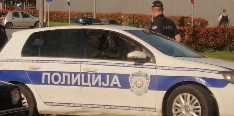 STRAŠNO! Ekipi RT Vojvodine skinuo tablice ispred Hrvatskog KUD-a, UREZAO SLOVO "U"!
