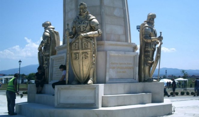 VANDALIZAM ILI DEČJA NEPAŽNJA? Oštećen spomenik knezu Lazaru na starom Aerodromu u Kruševcu