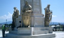 VANDALIZAM ILI DEČJA NEPAŽNJA? Oštećen spomenik knezu Lazaru na starom Aerodromu u Kruševcu