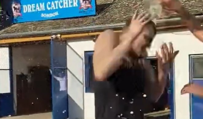 NEVIĐEN ŠOU U SOMBORU! Jokić u transu, slavlje u kafani, drugari su ga okupali... (VIDEO/FOTO)