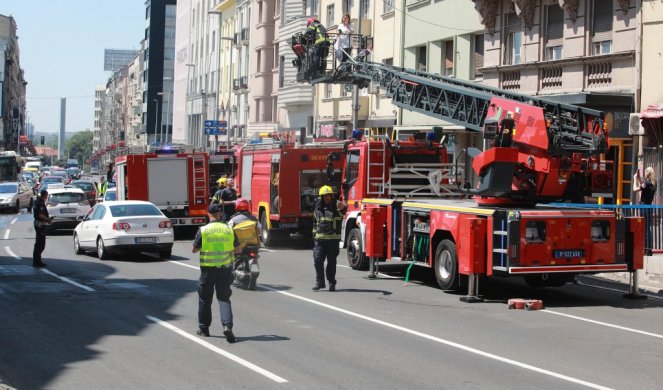 Drama na Vračaru! Pao sa petog sprata na krov, drži se samo rukom! U toku spašavanje!