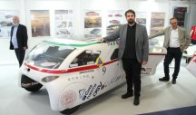 (FOTO) MARKO LUKOVIĆ NA SAJMU AUTOMOBILA PREDSTAVIO ČUDO NEVIĐENO! Srbin napravio najbrži solarni auto na svetu!