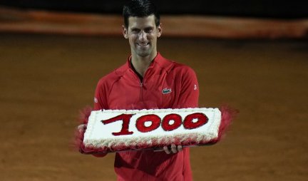 HIT SCENA! Novak nije mogao da izdrži, prvi teniser sveta odmah probao tortu nakon meča! (VIDEO)