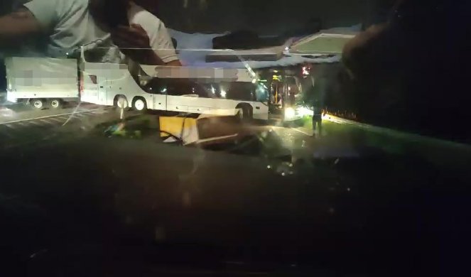 NISU MOGLI DA VERUJU ŠTA VIDE! Srpski vozači OSTALI BEZ TEKSTA! Okrenuo dvospratni autobus nasred auto-puta, pa nastavio da vozi u suprotnom smeru (VIDEO)