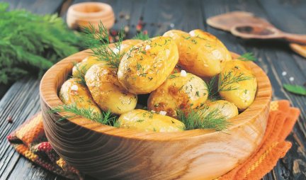 ODLIČAN IZBOR KADA SU VRUĆINE U PITANJU! Krompir salata sa rotkvicama i krastavcem će vas sigurno osvežiti!