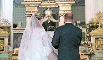 RAT U UKRAJINI RASPRŠIO SNOVE SRPSKIM NEŽENJAMA! Propalo više od 100 srpsko-ruskih brakova