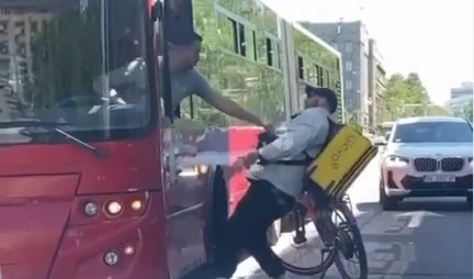 OBRAČUN U CENTRU GRADA! Vozač autobusa i dostavljač hrane nesporazum u vožnji REŠAVALI PESNICAMA (VIDEO)