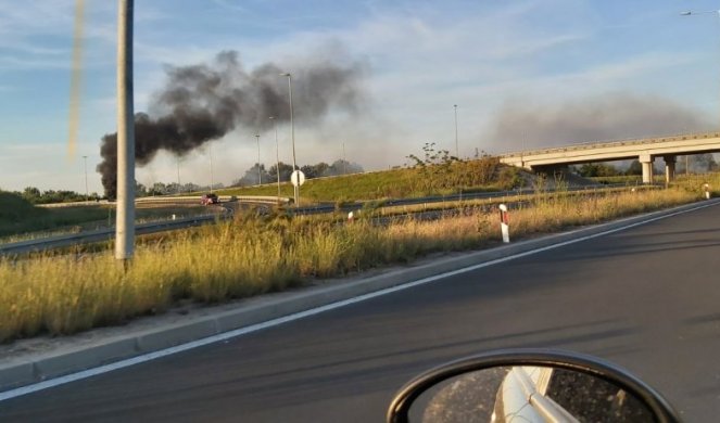 DRAMA U BATAJNICI! Vatrogasci nikako da ugase požar, dim se širi, vozači u panici! (Video/Foto)