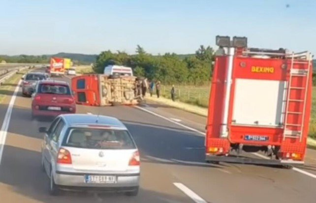 NAJNOVIJI DETALJI SAOBRAĆAJNE NESREĆE KOD BATOČINE! Četvoro dece povređeno, jedno zadobilo TEŠKE POVREDE!