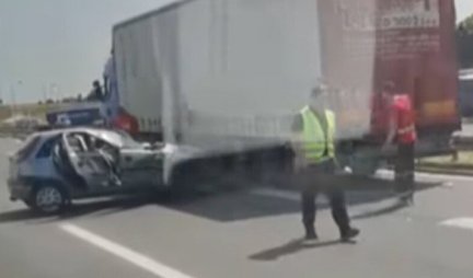 TEŠKA SAOBRAĆAJKA KOD SURČINA! Automobil se zakucao u kamion (VIDEO)