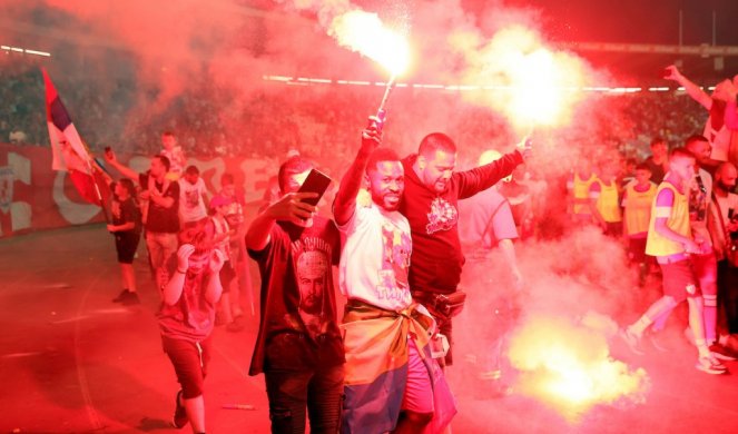 ŠAMPIONSKA ŽURKA NA MARAKANI! Navijači ULETELI na TEREN - nastao HAOS! (VIDEO)