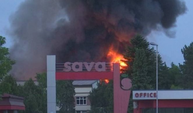 POŽAR KOJI JE BUKNUO U BIJELJINSKOJ FABRICI LOKALIZOVAN! Građanima se savetuje da ZATVORE PROZORE ZBOG ISPARENJA! (FOTO, VIDEO)