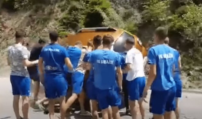 SVAKA ČAST! Neverovatna scena u Bosni, fudbaleri pomogli devojci posle nesreće! Automobil se prevrnuo... (VIDEO)