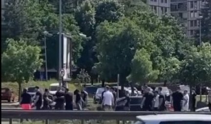 OBRAČUN NAVIJAČA ZVEZDE I PARTIZANA! Blokiran autoput kod Sava centra! Jedna grupa NAPALA pripadnika policije! (VIDEO)