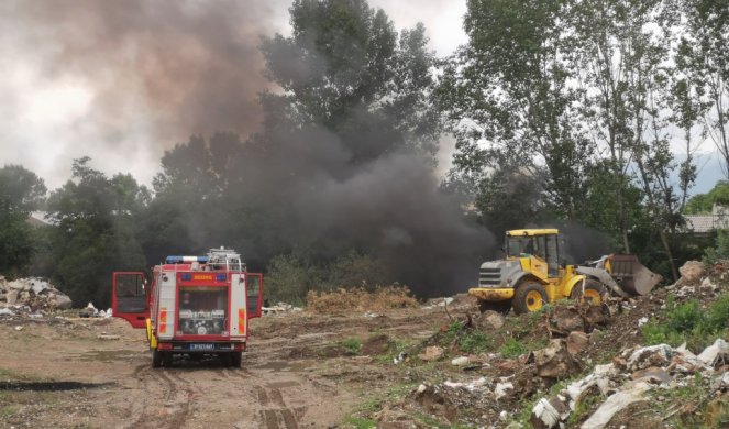 GUST DIM SE ŠIRI ČAČANSKIM NASELJEM LJUBIĆ! Požar izbio u blizini porodičnih kuća, vatrogasci na terenu! (FOTO)