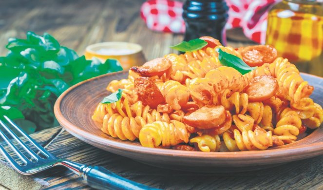 BOLJE NEGO U RESTORANU! Pasta sa paradajzom i kobasicama će oduševiti sve ukućane!