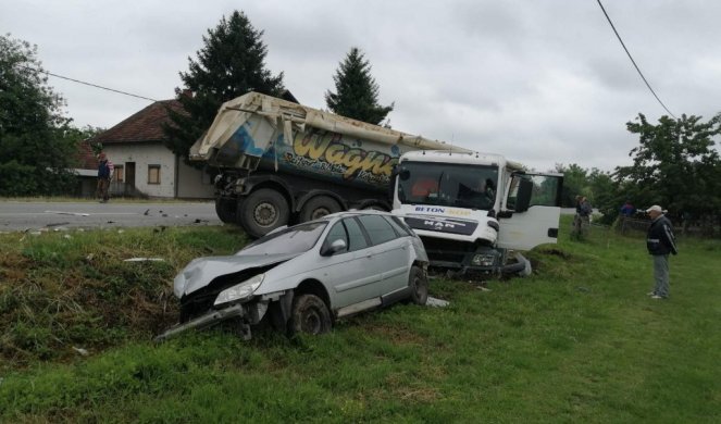 LANČANI SUDAR KOD MODRIČE! U udesu učestvovala dva kamiona i dva automobila, jedna osoba POVREĐENA! (FOTO, VIDEO)