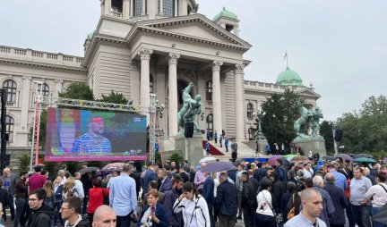 GRAĐANI SE OKUPLJAJU ISPRED SKUPŠTINE - NAROD ČEKA VUČIĆA!