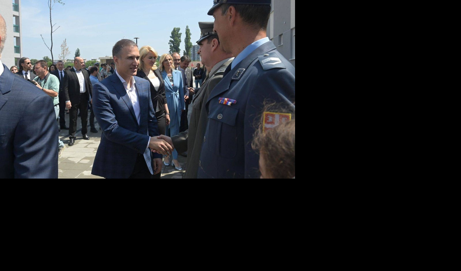 Stefanović uručio ključeve stanova za pripadnike snaga bezbednosti u Novom Sadu