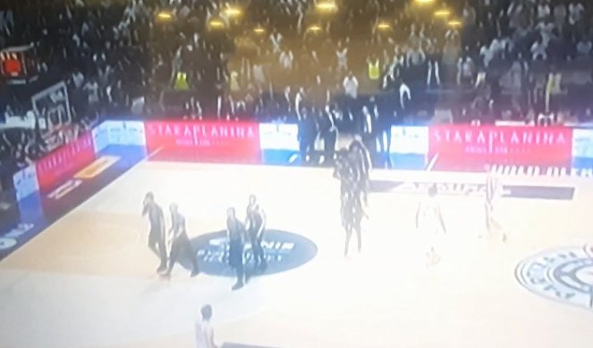 DRAMA U PIONIRU! Leteli predmeti ka sudijama, ARBITRI SE ZAPUTILI KA TUNELU, A ONDA JE TEK NASTAO HAOS! (VIDEO)