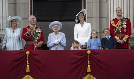 BEZ KRALJICE ELIZABETE NA OBELEŽAVANJU DANA ZAHVALNOSTI! Slošilo joj se na vojnoj paradi, neće prisustvovati prvi put u sedam decenija od kako je na čelu monarhije!